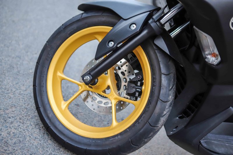 yamaha-nvx-den-mam-dong 